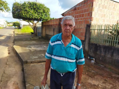 Com quase 80 anos ele cata latinhas nas ruas de Castanheira