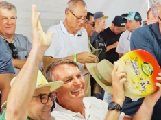 Empresário castanheirense entrega queijo de 6 quilos à Bolsonaro